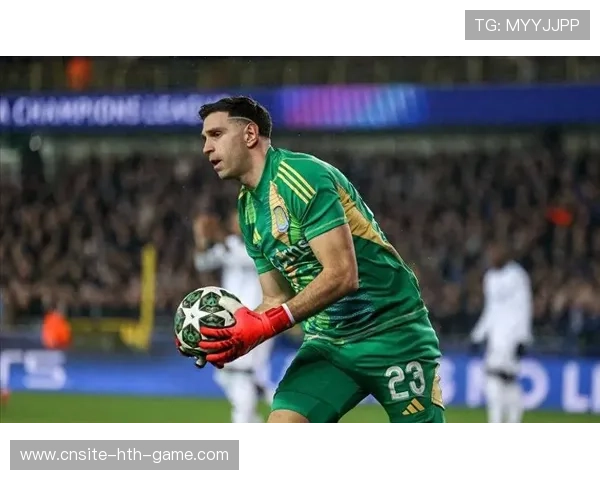 门将八次精彩扑救力保平局，被评为本场最佳，门将世界级扑救视频